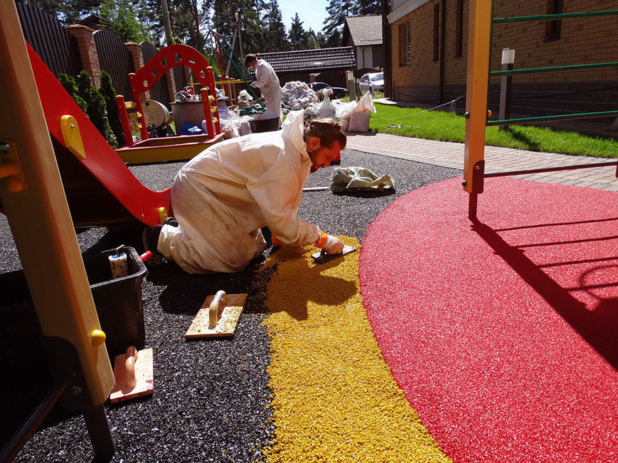 Установка резинового покрытия на детских площадках