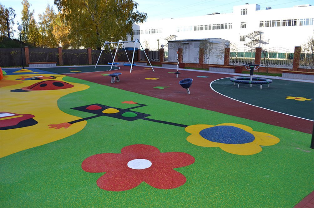 Монтаж резиновых покрытий на детских площадках