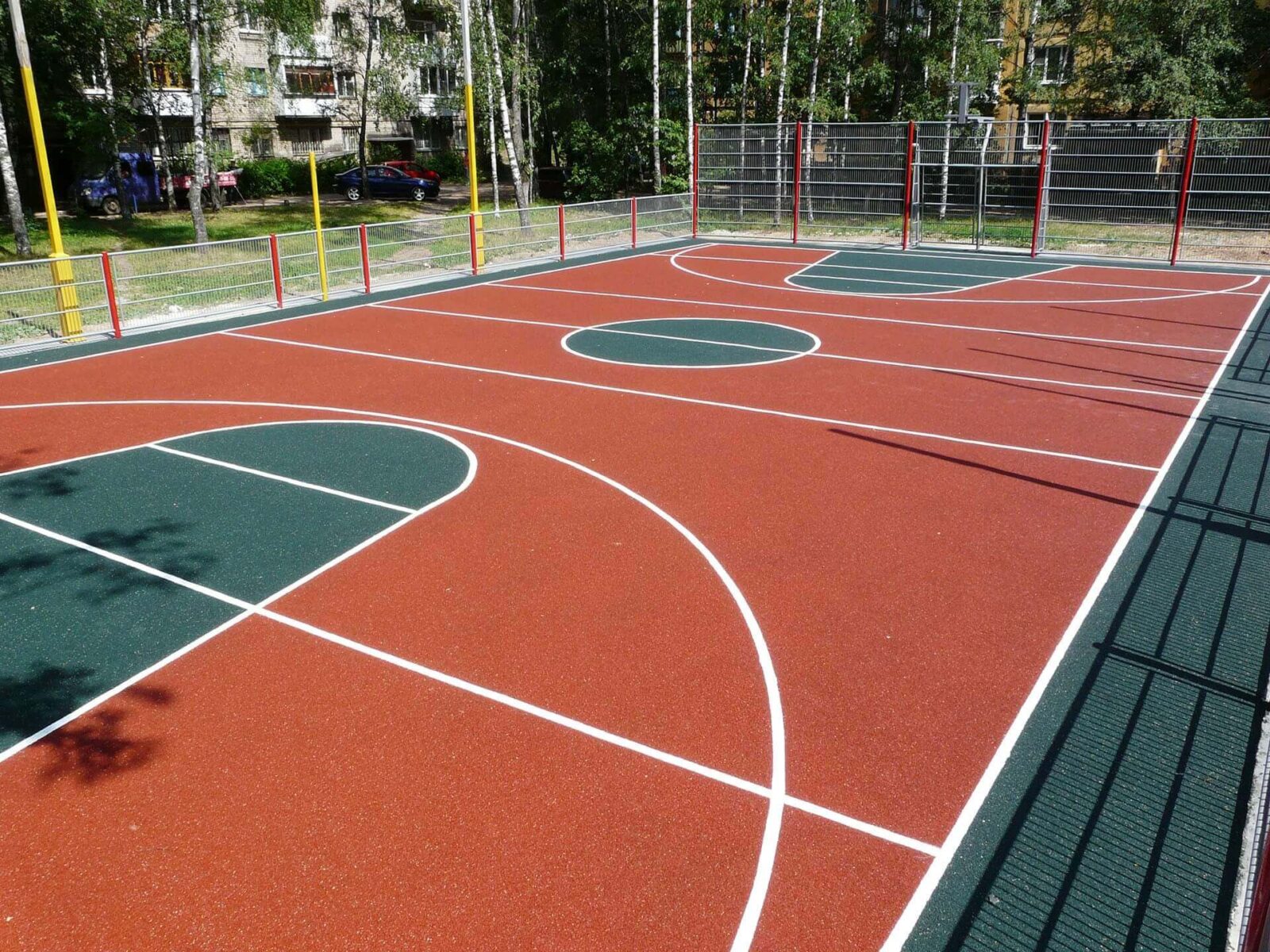 Монтаж резиновых покрытий на спорт площадках